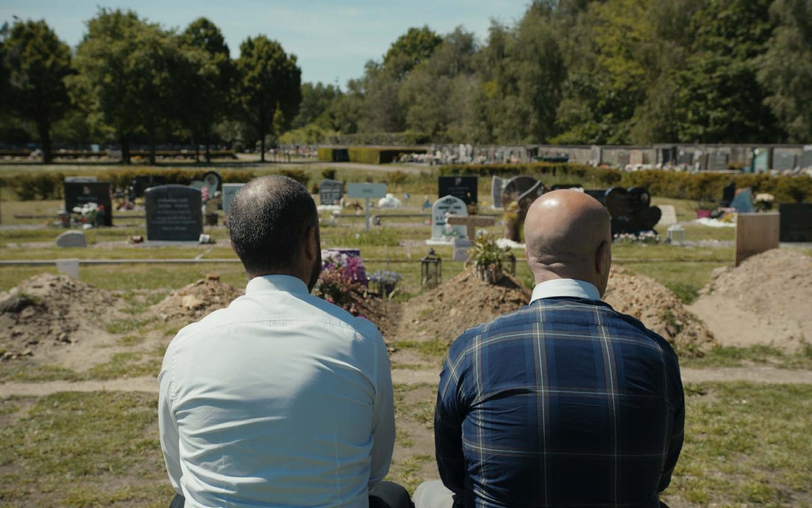 Tayfun und Kemal von hinten auf einem Friedhof in Kayseri