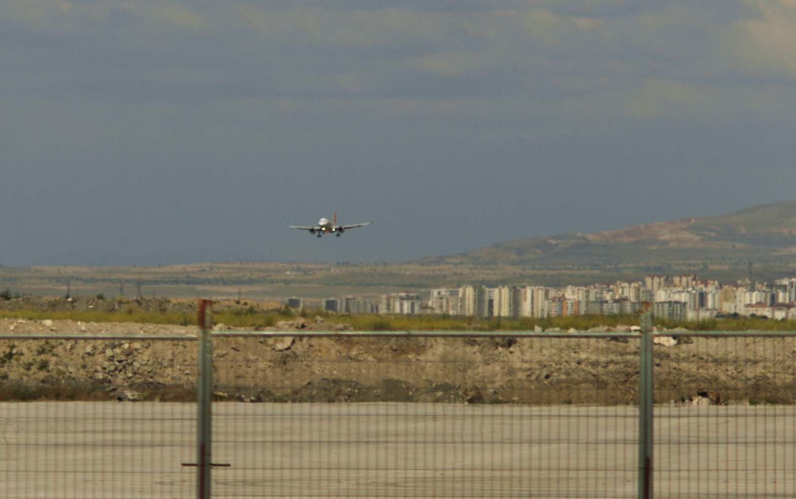 Ein Flugzeug im Landeanflug auf Kayseri