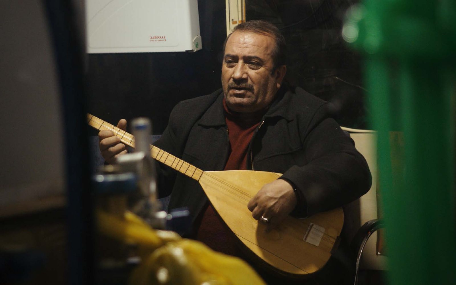 Kemal Gökşen spielt Saz